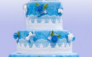 Красивый и восхитительный свадебный торт в синем цвете Торт в форме нескольких коробочек, перевязанных лентами